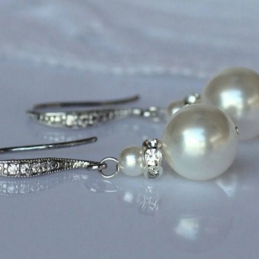 Elegant Silver Pearl Jewelry Set - Picture 4 of 5